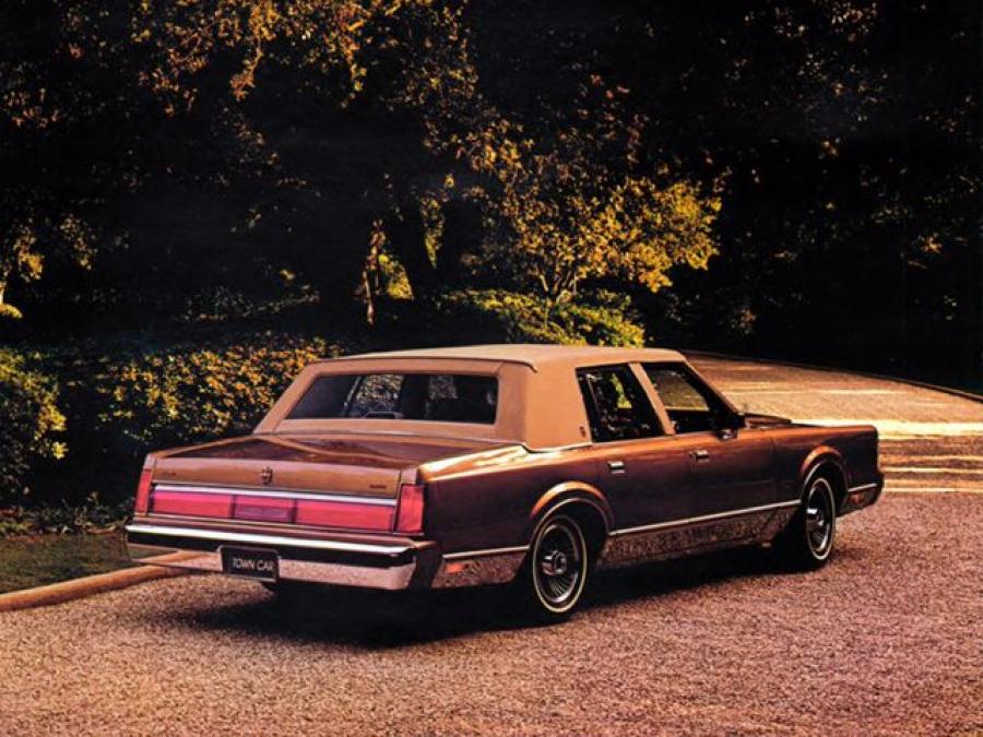  Lincoln Town Car 1985 года  (фото 11 из 16)